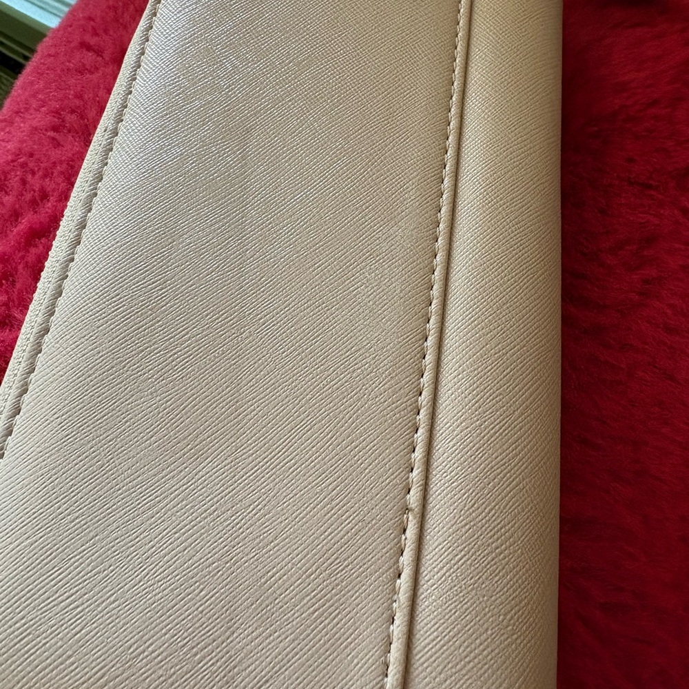 Guess Wallet - Picture 4 of 10